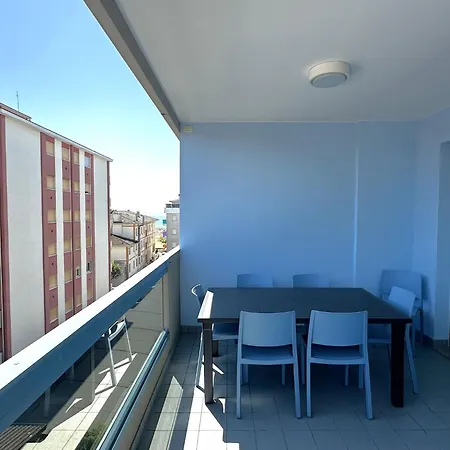 Flat With Terrace In 50m From The Sea דירה *